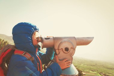 küçük çocuk dürbün doğal manzaraya bakarak
