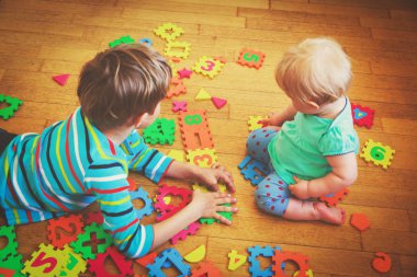 Bulmaca, erken dönem çocuk gelişimi ile oynayan çocuklar