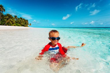 plajda su ile küçük çocuk yüzme oyun