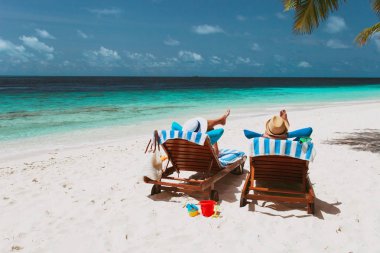 mutlu çift tropikal bir kumsalda dinlenmek