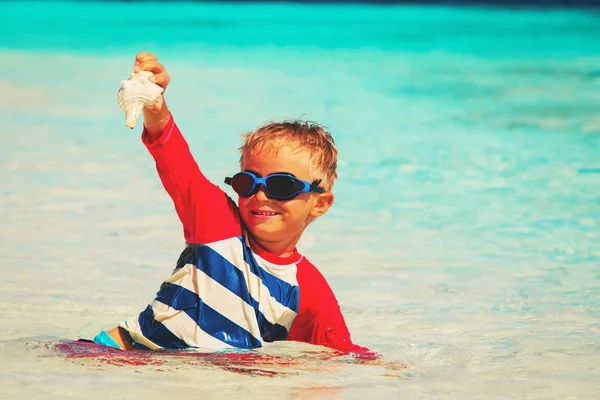 Menino encontrou shell na praia — Fotografia de Stock