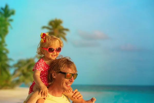 Mutlu baba ve tropik sahilde küçük kız — Stok fotoğraf