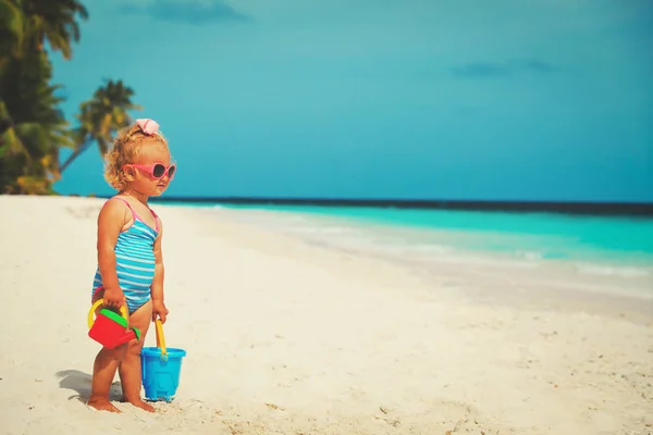 Linda niña jugar con arena en la playa —  Fotos de Stock