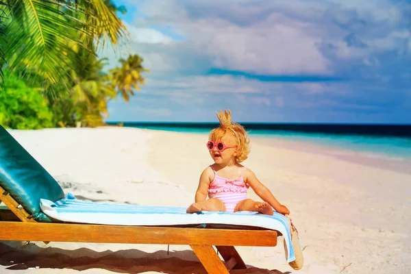 Leuke happy baby prinsesje op strand — Stockfoto
