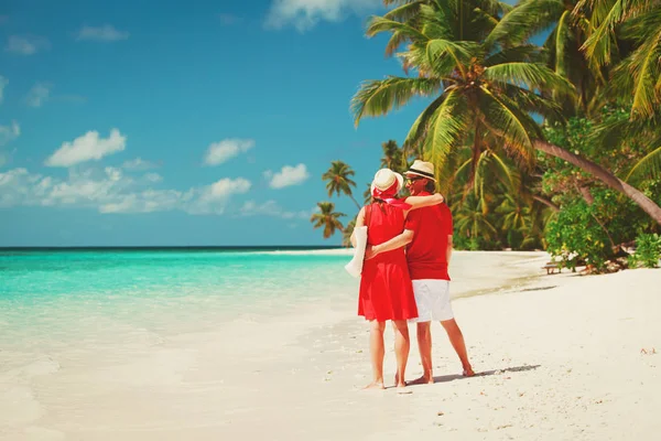 Feliz casal amoroso caminhar na praia — Fotografia de Stock