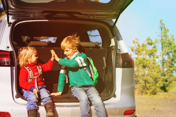 Samochód rodzinny podróży - szczęśliwy, że mały chłopiec i dziewczyna cieszyć się wakacje dla rodzin z dziećmi — Zdjęcie stockowe
