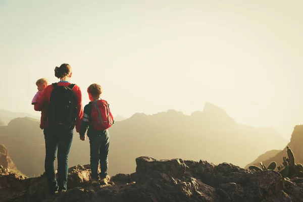 Mãe com filho e filha pequena viajar nas montanhas — Fotografia de Stock