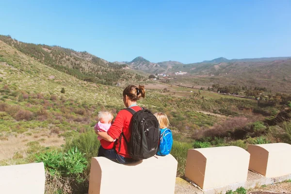 Mamma med barn resa i bergen — Stockfoto