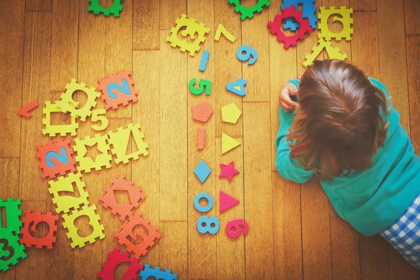 Petite fille numéros d'apprentissage, concept d'éducation — Photo