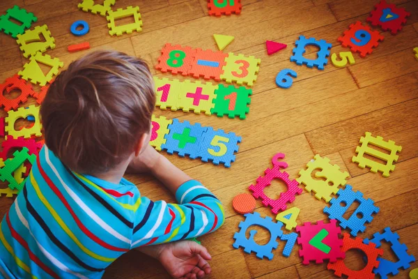 Menino brincando com quebra-cabeça, conceito de educação — Fotografia de Stock