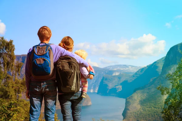 Счастливая молодая пара с маленьким ребенком путешествует по Норвегии — стоковое фото