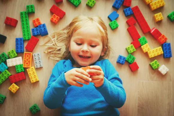 Bonito menina jogar com blocos de plástico — Fotografia de Stock