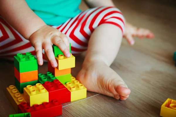 Menina brincando com blocos de plástico coloridos — Fotografia de Stock