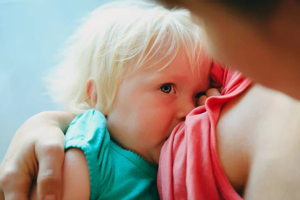 Mãe amamentação pouco bebê filha — Fotografia de Stock