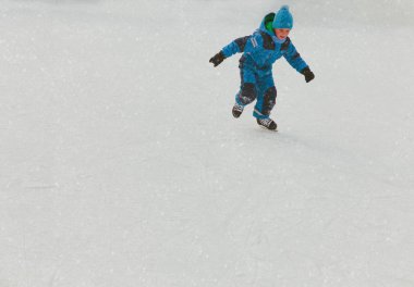küçük çocuk kışın buz pateni