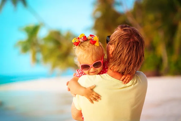 Baba ve sevgi dolu şirin küçük kız plajda sarılmak — Stok fotoğraf