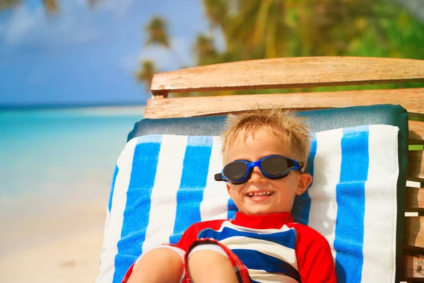 Malý chlapec se uvolnil na letní beach — Stock fotografie