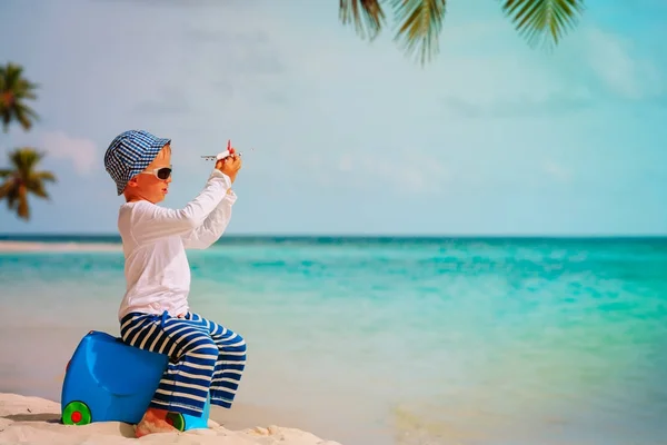 Kleiner Junge reist am tropischen Strand — Stockfoto