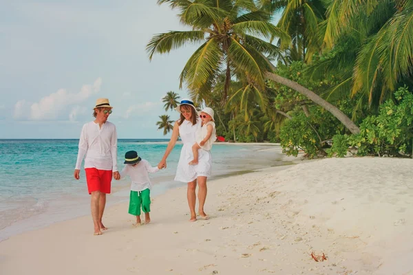 Gelukkig gezin met twee kinderen lopen op strand — Stockfoto