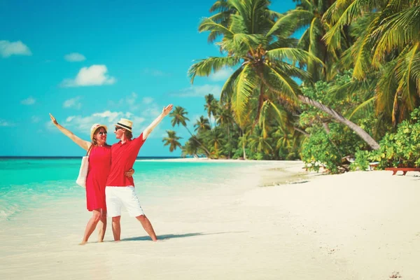 Casal feliz desfrutar de férias na praia tropical — Fotografia de Stock