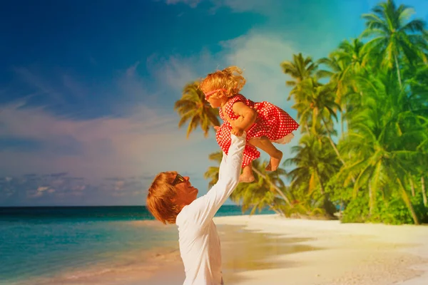 Baba ve küçük kız plajda oyna — Stok fotoğraf