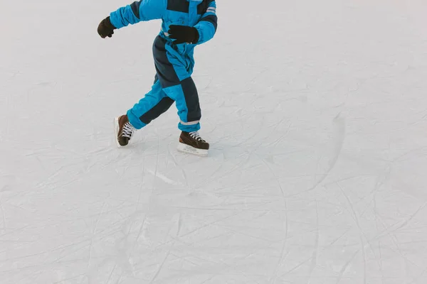 Маленький мальчик катается по льду зимой — стоковое фото