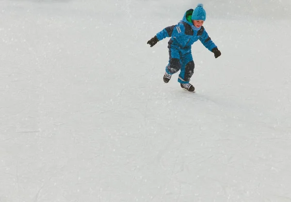 Menino patinando no gelo no inverno — Fotografia de Stock
