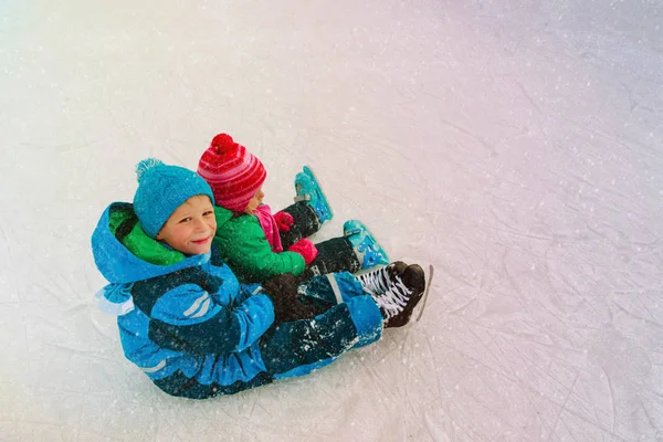 Kleine jongen en meisje skaing in de winter — Stockfoto