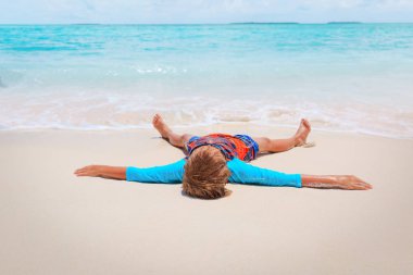 küçük çocuk sakin tropikal plaj