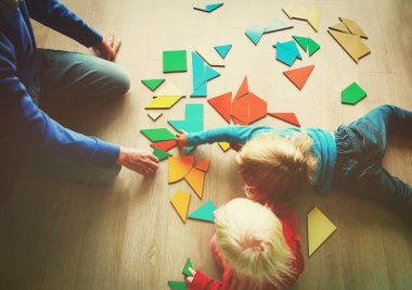 öğretmen ve geometrik şekiller bulmaca ile oynayan çocuklar