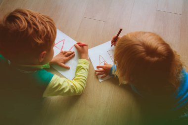 çocuklar mektuplar ev ödevi yapmak