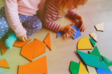 Bulmaca, eğitim kavramı ile oynayan çocuklar