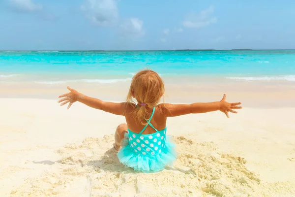 Niña feliz disfrutar de la playa tropical —  Fotos de Stock