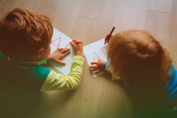 Les enfants écrivent des lettres, font des devoirs — Photo