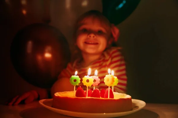 Küçük kız olun darbe mumlar doğum günü partisinde dilek — Stok fotoğraf