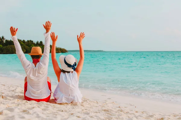 Glückliches junges Paar genießt tropischen Strand — Stockfoto