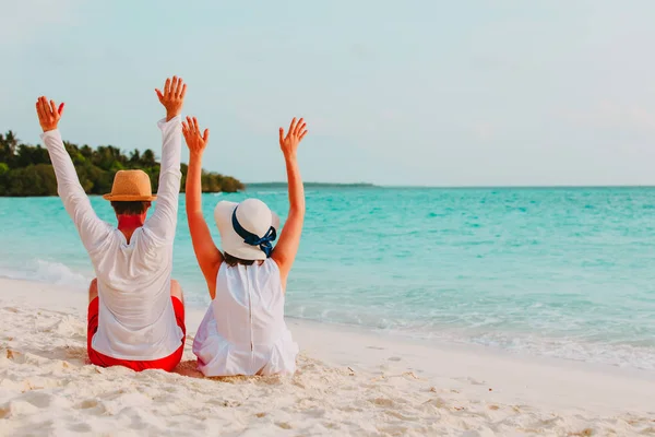 Feliz pareja joven disfrutar de la playa tropical —  Fotos de Stock