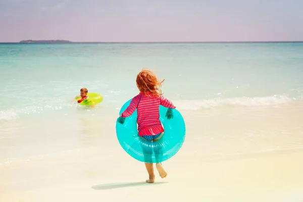 Bambina e ragazzo giocare nuotare sulla spiaggia — Foto Stock