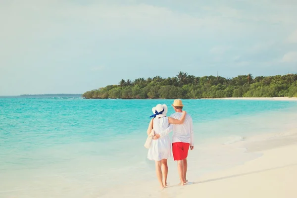 Felice coppia amorevole passeggiata sulla spiaggia — Foto Stock