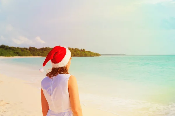 クリスマス休暇のビーチを見て若い女性 — ストック写真