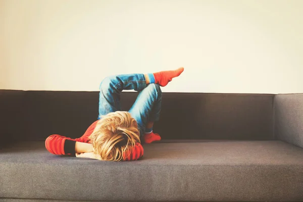 Liten pojke koppla av på hem-komfort och lathet — Stockfoto