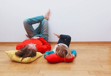 Baba ve kızı evde sakin ol