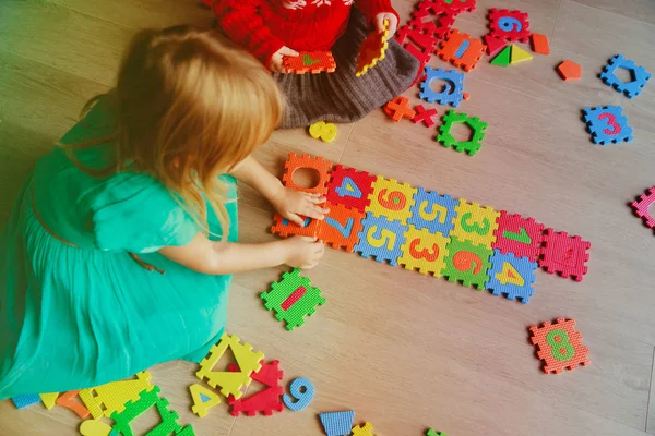 Děti hrají s puzzle, učí čísla a tvary — Stock fotografie