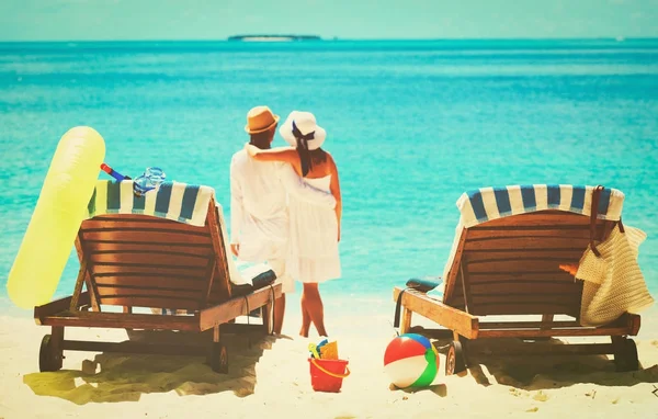 Ευτυχισμένο ζευγάρι Χαλαρώστε στην τροπική παραλία — Φωτογραφία Αρχείου