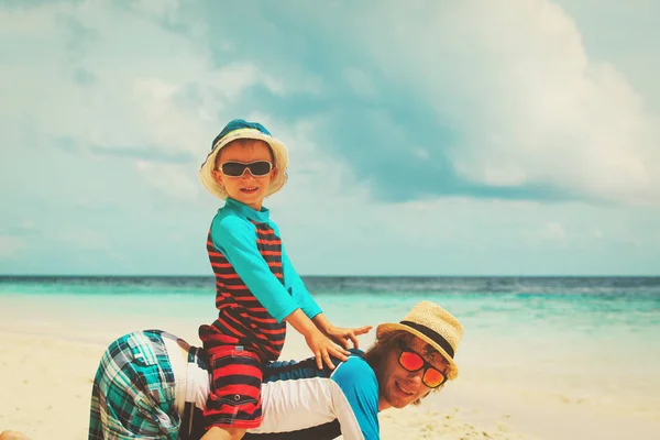 Padre con hijo pequeño jugar en la playa tropical —  Fotos de Stock