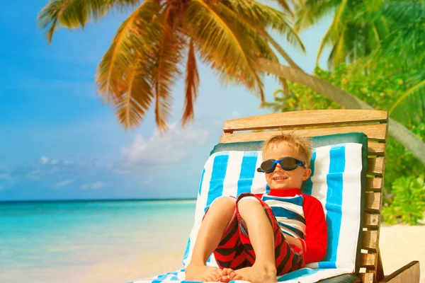 Mały chłopiec relaksu na plaży latem — Zdjęcie stockowe