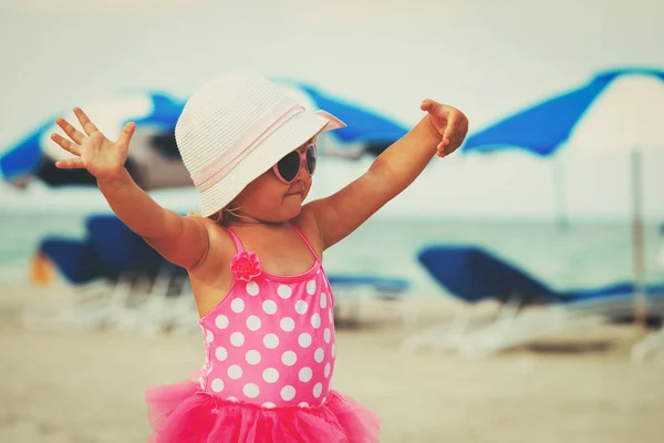 Schattig klein meisje spelen op zomer strand — Stockfoto