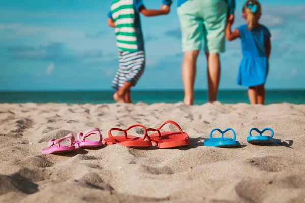 Vader en zoon en dochter wandelen op strand — Stockfoto