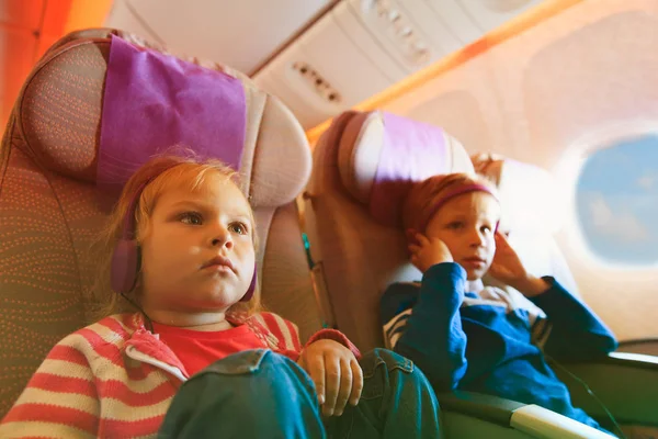 Niña y niño ver la televisión en vuelo — Foto de Stock