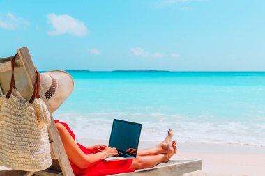 uzak iş kavramı-laptop sahilde olan kadın